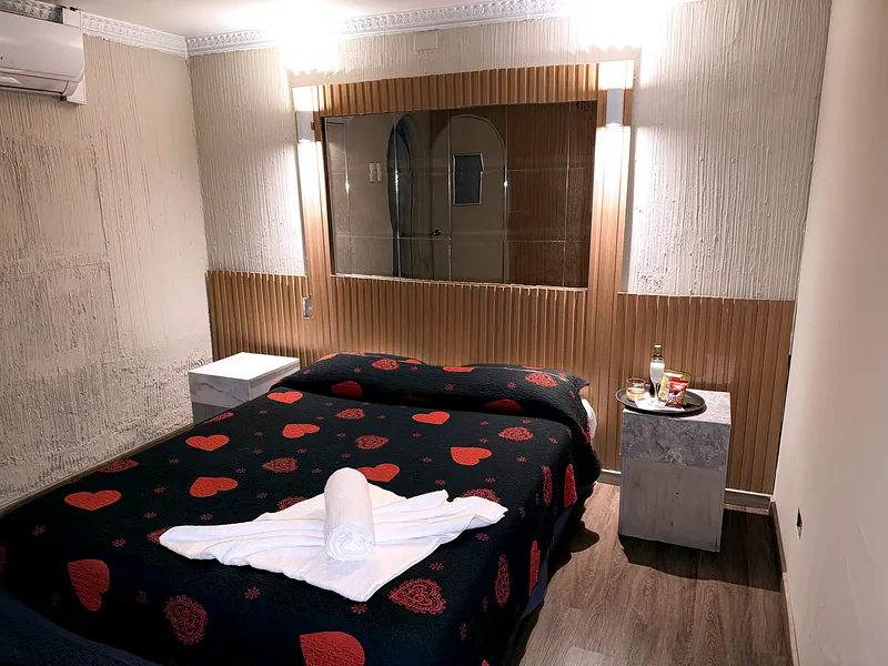 Habitación con cubrecama de corazones