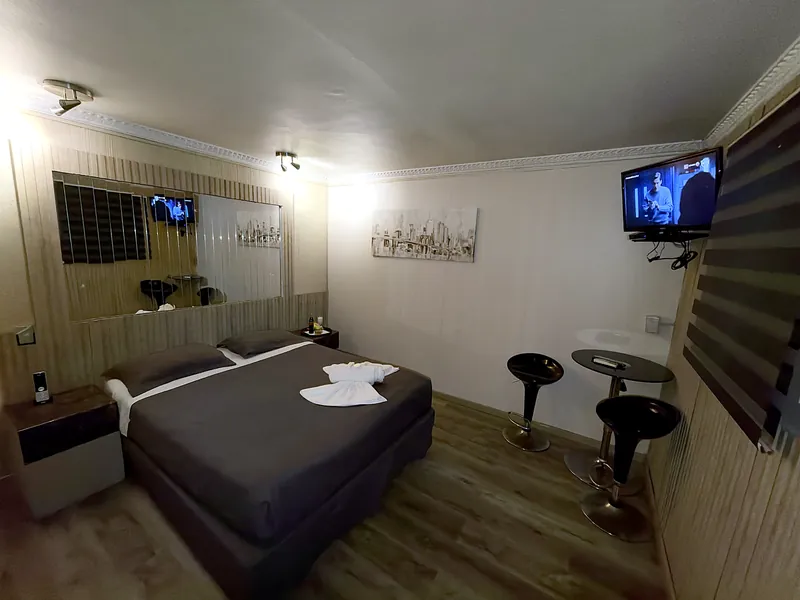 Habitación con iluminación tenue en Motel Mediterráneo